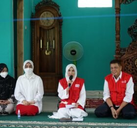 Program Siger Berbagi PMI Provinsi Lampung, Berikan Bantuan 100 Paket Berbuka Puasa Untuk Masyarakat Desa Kedaton