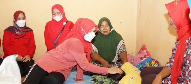 Winarni Beri Bantuan Warganya Yang Membutuhkan Di Kecamatan Palas