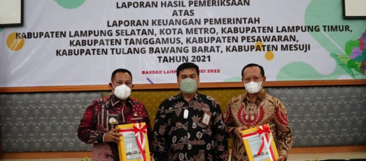 Bupati Lampung Selatan Bersama Ketua DPRD Hadiri Penyerahan LHP LKPD Tahun Anggaran 2021