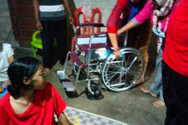 RV Terima Bantuan Kursi Roda Dari Bupati Nanang Ermanto