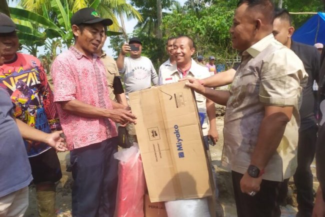 Bupati Nanang Ermanto Berikan Bantuan Bedah Rumah Kepada Warga Desa Way Sidomukti