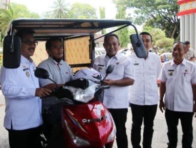 Bupati Lamsel Serahkan Bantuan roda tiga untuk penderita disabilitas 