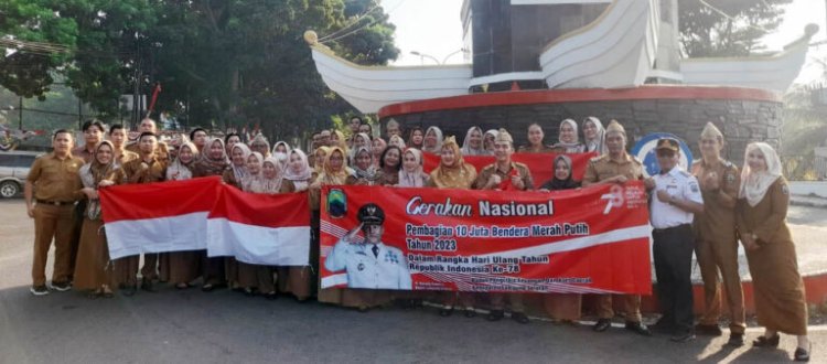 Pemkab Lamsel  Bagi-bagi Bendera Merah Putih di Tugu Adipura