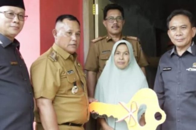 Dua Anggota DPRD Lamsel Dampingi Bupati Serahkan Bantuan Bedah Rumah di Rajabasa