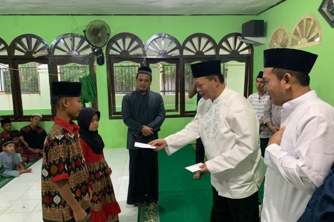 Menjadi Agenda Tahunan, Ketua DPRD Lamsel Bagikan Ribuan Paket Berbuka Puasa Untuk Masyarakat