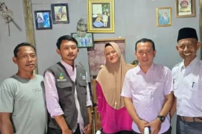 Anggota DPRD Lampung Selatan Agus Sartono Serahkan Bantuan Kursi Roda Kepada Warga Sidowaluyo 