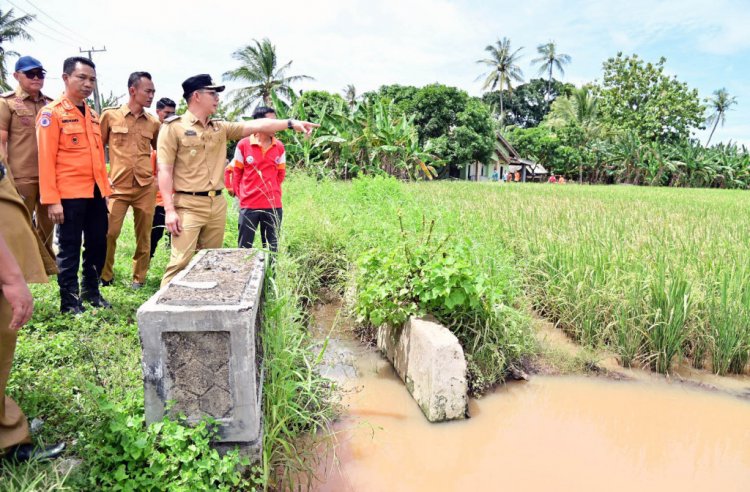 Susuri Lokasi Banjir, Bupati Egi Serahkan Bantuan ke Warga Terdampak di Desa Merak Belantung
