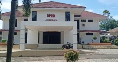 Anggota Dewan Terjerat Kasus Ijazah Palsu, DPRD Lampung Selatan Belum Terima Usulan PAW Artikel ini telah tayang di TribunLampung.co.id dengan judul Anggota Dewan Terjerat Kasus Ijazah Palsu, DPRD Lampung Selatan Belum Terima Usulan PAW