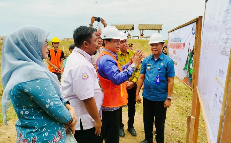 Sekda Supriyanto, melakukan peletakan batu pertama pembangunan Kampung Nelayan Merah Putih  di Desa Kunjir