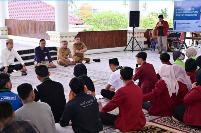 Duduk Lesehan Bahas 7 Tuntutan Mahasiswa: Egi: Kritik Boleh, Demokrasi Harus Dewasa